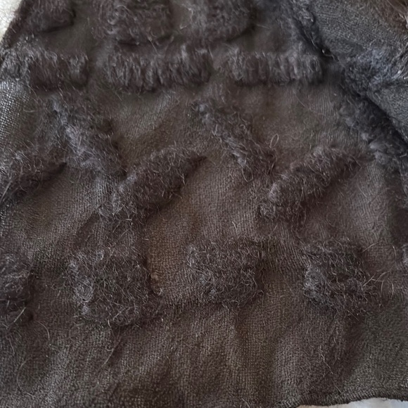 BNWOT 100% Wool Elegant Black Fringed Embroidered Scarf by OSKA - Picture 8 of 9